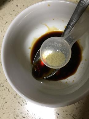 加入调味盐和少许五香粉，搅拌均匀