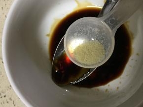 加入调味盐和少许五香粉，搅拌均匀