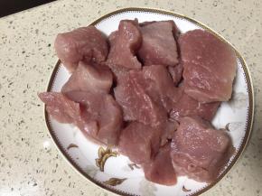 里脊肉切小块