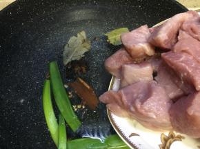 放入锅里煮