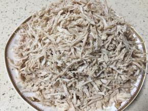 必须有心里准备，耐心的把肉撕成小条