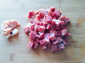 牛肉切成等量的小丁。