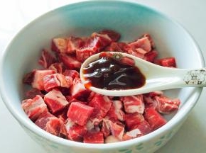 牛肉粒放入深碗中，放入蚝油2茶匙，生抽1茶匙，黑胡椒粉适量。