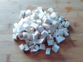 杏鲍菇切成小丁。
