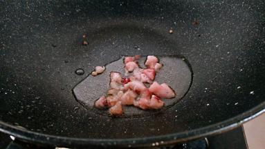 锅中放油小火加热，放入牛肉丁翻炒出油。