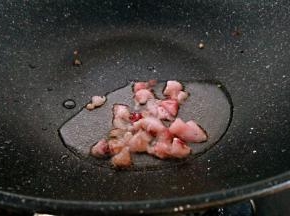 锅中放油小火加热，放入牛肉丁翻炒出油。