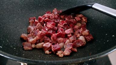 倒入牛肉丁中火快速翻炒。