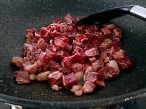倒入牛肉丁中火快速翻炒。
