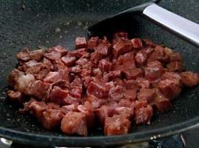 翻炒至变色倒出备用。
