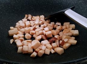 锅中留底油倒入杏鲍菇中火翻炒变色。