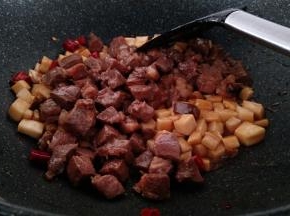 倒入牛肉粒，老抽几滴快速翻炒均匀。