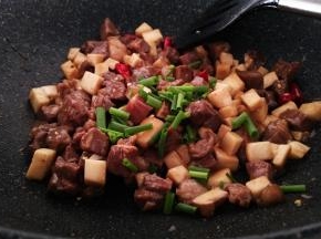 撒入香葱碎。