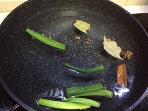 锅里加入清水，放入大葱香叶桂皮八角花椒