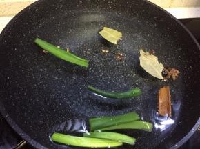 锅里加入清水，放入大葱香叶桂皮八角花椒