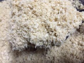 面包机时间结束，肉松已经基本成形，稍有水份，接着放在锅里用小火烘干，喷香轻盈的肉松就完成了