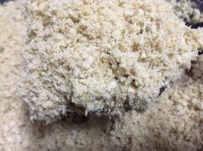 面包机时间结束，肉松已经基本成形，稍有水份，接着放在锅里用小火烘干，喷香轻盈的肉松就完成了