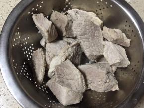 沥干水分，稍冷却