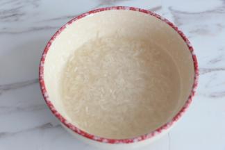 大米淘洗干净。