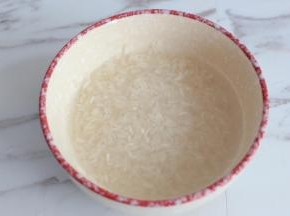 大米淘洗干净。