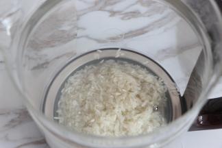 将淘洗好的大米放入养生壶内。