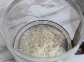 将淘洗好的大米放入养生壶内。