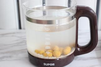 加入适量水，不要超过养生壶的最大水位线。