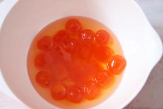 咸蛋黄提前泡玉米油2天。