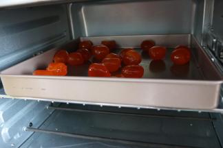 咸蛋黄表面喷高度白酒，烤箱180度中层上下火烤10分钟。