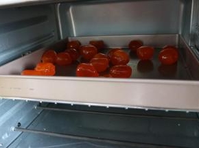咸蛋黄表面喷高度白酒，烤箱180度中层上下火烤10分钟。