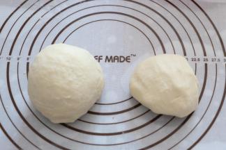 水油皮：中筋面粉180g、猪油60g、糖20g、水70g。油酥皮：中筋面粉160g、猪油70g。分别揉成面团。