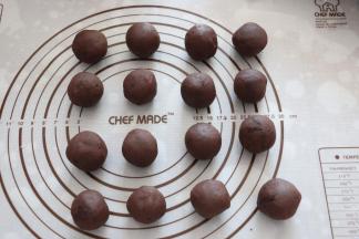 豆沙分成每份15g，揉圆、用手掌按扁，包入蛋黄，揉圆备用。