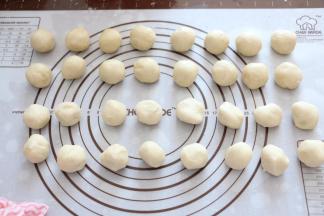 将水油皮面团和油酥面团等分成20份，揉圆备用。