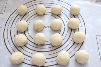 将油酥面团包入水油皮面团中，揉圆，收口朝下，盖保鲜膜静置松弛20分钟。