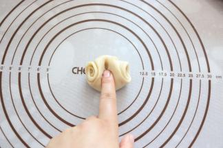 松弛好的面团，中间按压。