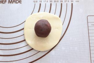 包入豆沙蛋黄馅。