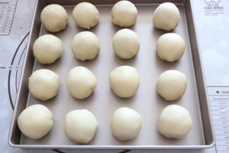 收口朝下,全部放入烤盘中。