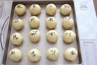 表面刷上薄薄的蛋黄液，顶部撒上黑芝麻。