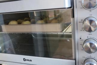 烤箱预热，180度25分钟左右，上色满意即可。