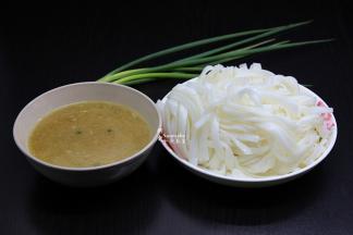 准备河粉、鱼汤、香葱；