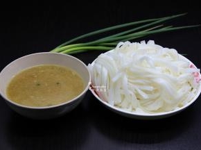 准备河粉、鱼汤、香葱；