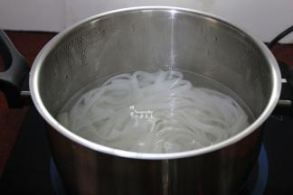 清水煮沸，放入河粉过一下水，这样可以洗净，又不断；这样步很重要，不能省略。