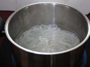 清水煮沸，放入河粉过一下水，这样可以洗净，又不断；这样步很重要，不能省略。