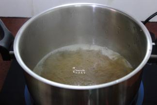 把锅洗净，倒入鱼汤煮沸； 锅一定要再次洗干净，这样汤才鲜美。
