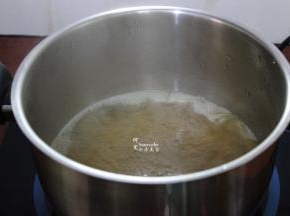 把锅洗净，倒入鱼汤煮沸； 锅一定要再次洗干净，这样汤才鲜美。