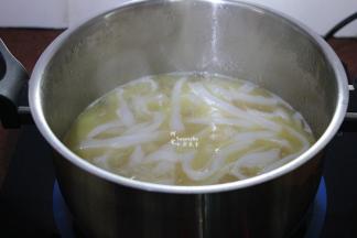 加入河粉，再次煮沸；一定要煮沸才能放入河粉。