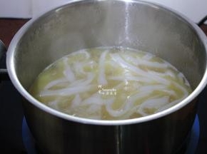 加入河粉，再次煮沸；一定要煮沸才能放入河粉。