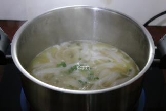 放盐、放葱，关火，拌均，鲜美的出锅。