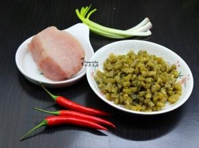 准备食材：酸豆角、瘦肉、红辣椒、葱白等，其中辣椒也可以用干辣椒；