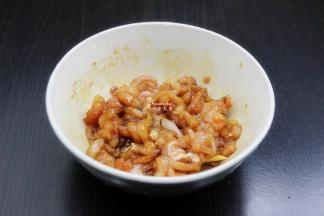 瘦肉洗净，切成肉末、放盐、油、生抽拌均腌制；