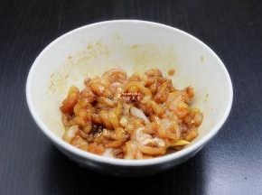 瘦肉洗净，切成肉末、放盐、油、生抽拌均腌制；